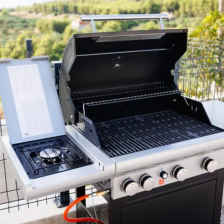 Privately Located Nova With Heated Pool * Podstrana