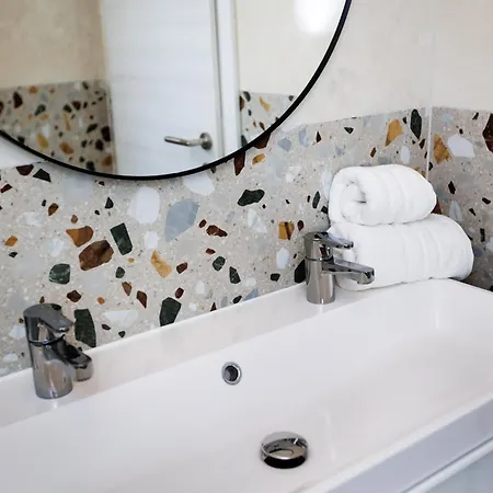Nova Quiet 3-bed Workation Retreat & Wifi * Podstrana